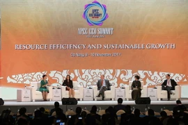 Đối thoại 'Vai trò của Chính phủ và doanh nghiệp trong thúc đẩy sử dụng hiệu quả các nguồn lực và phát triển kinh tế bền vững.' (Ảnh: TTXVN)