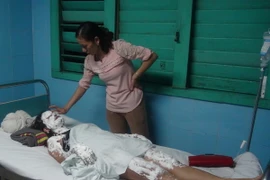 Một nạn nhân bị bỏng đang được chăm sóc, theo dõi tại Bệnh viện. (Ảnh: Đức Thọ/TTXVN)
