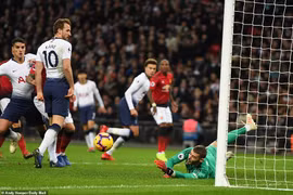 David de Gea được đưa 'lên mây' sau khi giúp M.U hạ Tottenham