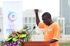 Cầu thủ Noe Chicuate của đội Movitel tuyên thệ tại lễ khai mạc.