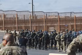 Binh sỹ Mỹ tham gia cuộc diễn tập ở Hidalgo, Texas, biên giới Mỹ-Mexico. (Ảnh: AFP/TTXVN)
