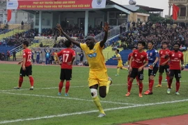 FLC Thanh Hóa (áo vàng) sẽ tiếp tục gây ấn tượng ở mùa này? (Ảnh: Trịnh Duy Hưng/TTXVN)