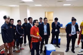 Phó Thủ tướng Vũ Đức Đam động viên đội tuyển Việt Nam. (Nguồn: VFF)