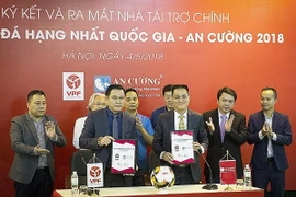 Các bên ký biên bản ghi nhớ nhà tài trợ chính Giải bóng đá hạng Nhất quốc gia 2018. (Ảnh: Trọng Đạt/TTXVN)