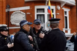 Cảnh sát Anh bên ngoài Đại sứ quán Ecuador ở London. (Nguồn: ABC News)