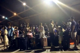 Du khách được sơ tán khỏi Khuket. (Nguồn: nationmultimedia)