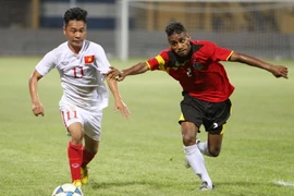 U19 Việt Nam (áo trắng) vượt qua U19 Timor Lester. (Ảnh: Quốc Khánh/TTXVN)