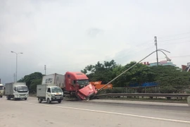 Một vụ tai nạn trên Quốc lộ 5 đoạn qua Hải Dương. (Ảnh: Hiền Anh/TTXVN)