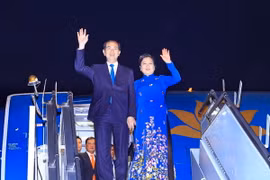 Chủ tịch nước Trần Đại Quang và Phu nhân tại sân bay quân sự Palam, Thủ đô New Dehli. (Ảnh: Nhan Sáng/TTXVN)