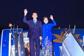 Chủ tịch nước Trần Đại Quang và Phu nhân tại sân bay quân sự Palam, Thủ đô New Dehli. (Ảnh: Nhan Sáng/TTXVN)