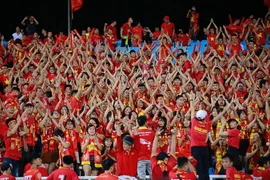 Cổ động viên phủ kín sắc đỏ trên khán đài sân vận động Mỹ Đình. (Ảnh: Trọng Đạt/TTXVN)