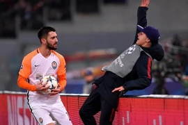 Tiền đạo Shakhtar có hành động phản cảm với người nhặt bóng