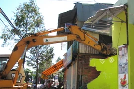 Phá dỡ công trình xây dựng trái phép. (Ảnh: Nguyễn Văn Việt/TTXVN)
