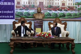 Thiếu tướng Hoàng Quang Hướng (trái), Trưởng đại diện Văn phòng đại diện Bộ Công an Việt Nam tại Lào trao đổi với Bộ trưởng Bộ An ninh Lào, Trung tướng Somkeo Silavong. (Ảnh: Phạm Kiên/Vietnam+)