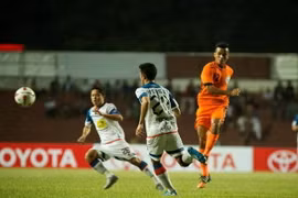 SHB Đà Nẵng (áo cam) bại trận trước đội bóng Lào. (Nguồn: footballchannel.asia)