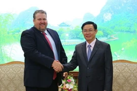 Phó Thủ tướng Vương Đình Huệ tiếp ông David Stone. (Ảnh: Dương Giang/TTXVN)
