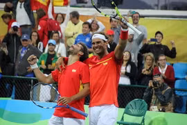 Rafael Nadal và Marc Lopez giành HCV đôi nam tại Olympic Rio 2016. (Nguồn: AP)