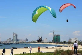 Cuộc thi dù lượn ở Đà Nẵng. (Ảnh: Trần Lê Lâm/TTXVN)