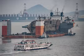 Phà Sewol được trục vớt và đưa vào cảng Mokpo, Hàn Quốc ngày 31/3/2017. (Nguồn: AFP/TTXVN)