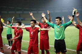 Olympic Việt Nam ăn mừng chiến thắng cùng người hâm mộ. (Ảnh: Hoàng Linh/TTXVN)