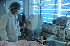 Bệnh nhân Phu A Sử, tiên lượng xấu, nguy cơ tử vong cao, đang được cấp cứu tại Bệnh viện Đa khoa tỉnh Lai Châu.( Ảnh: Công Hải/TTXVN)