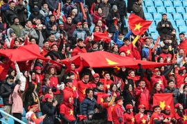 Cổ động viên Việt Nam đến sân cổ vũ cho đội tuyển nước nhà. (Ảnh: THX/TTXVN)