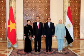 Tổng thống Ai Cập Abdel Fattah Al Sisi và Phu nhân đón Chủ tịch nước Trần Đại Quang và Phu nhân. (Ảnh: Nhan Sáng/TTXVN)