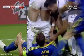 Dzeko tụt quần đối phương ngay trên sân. (Nguồn: YouTube)