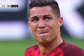 Ronaldo khóc vì chấn thương. 