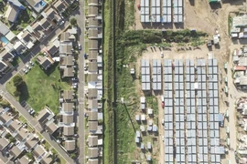 Sự khác biệt giữa khu Strand và Nomzamo ở Cape Town, Nam Phi. (Ảnh: Johnny Miller/​Businessinsider)
