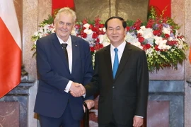 Chủ tịch nước Trần Đại Quang đón Tổng thống Milos Zeman. (Ảnh: Nhan Sáng/TTXVN)