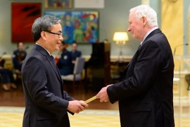 Đại sứ Nguyễn Đức Hòa trình Quốc thư lên Toàn quyền David Johnston.