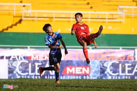 U21 Việt Nam (áo đỏ) bại trận trước U21 Yokohama nhưng vẫn giành vé đi tiếp. (Nguồn: Zing)