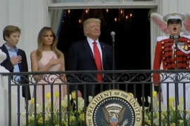 Ông Trump quên đặt tay lên tim khi hát quốc ca.