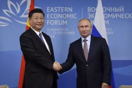 Tổng thống Nga Vladimir Putin (phải) và Chủ tịch Trung Quốc Tập Cận Bình (trái) bên lề Diễn đàn Kinh tế phương Đông. (Ảnh: AFP/TTXVN)
