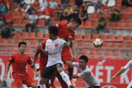 Hải Phòng (áo đỏ) ngược dòng đánh bại Long An. (Nguồn: Tuoitre)