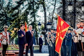 Thủ tướng Macedonia Zoran Zaev (thứ 2, trái) tại lễ đón Bộ trưởng Quốc phòng Mỹ James Mattis. (Ảnh: AFP/TTXVN)