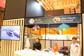 Quầy các món ăn Việt Nam tham gia lễ hội. (Ảnh: Mạnh Hùng/TTXVN)