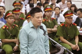 Bị cáo Hà Văn Thắm đứng trước vành móng ngựa. (Ảnh: Doãn Tấn/TTXVN)