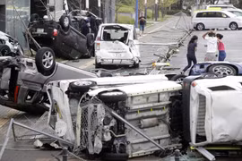 Những chiếc xe ngổn ngang sau bão tại Osaka. (Nguồn: qz.com)
