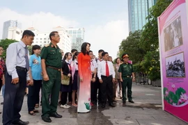 Khách tham quan triển lãm. (Ảnh: Phương Vy/TTXVN)