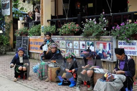 Thêu thổ cẩm ở Sa Pa. (Ảnh: Thanh Hà/TTXVN)