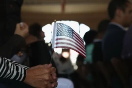 Những người nhập cư trở thành công dân Mỹ tại một buổi lễ nhập tịch vào ngày 16​/9 tại New York. (Nguồn: Getty Images)