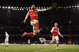 Giroud mang quà muộn về tặng người hâm mộ Arsenal. (Nguồn: Reuters)