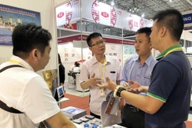 Doanh nghiệp trong và ngoài nước tìm kiếm cơ hội hợp tác kinh doanh. (Ảnh: Mỹ Phương/TTXVN)