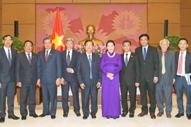 Chủ tịch Quốc hội Nguyễn Thị Kim Ngân và các đại biểu chụp ảnh lưu niệm. (Ảnh: Doãn Tấn/TTXVN)