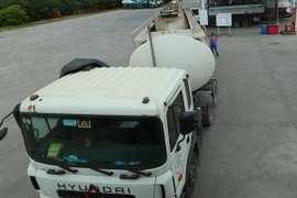 Cấm vận chuyển xăng dầu. (Ảnh minh họa: Huy Hùng/TTXVN)