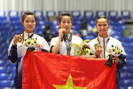 Đội Việt Nam nhận HCV nội dung đồng đội quyền nữ. (Ảnh: Quốc Khánh/TTXVN)