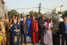 Đại sứ Phạm Quốc Trụ chụp cùng đại diện người Việt tại Senegal. (Ảnh: Thanh Bình/Vietnam+)