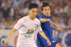 U21 Hoàng Anh Gia Lai (áo trắng) sẽ theo chân U21 Thái Lan vào bán kết? (Ảnh: Quang Nhựt/TTXVN)